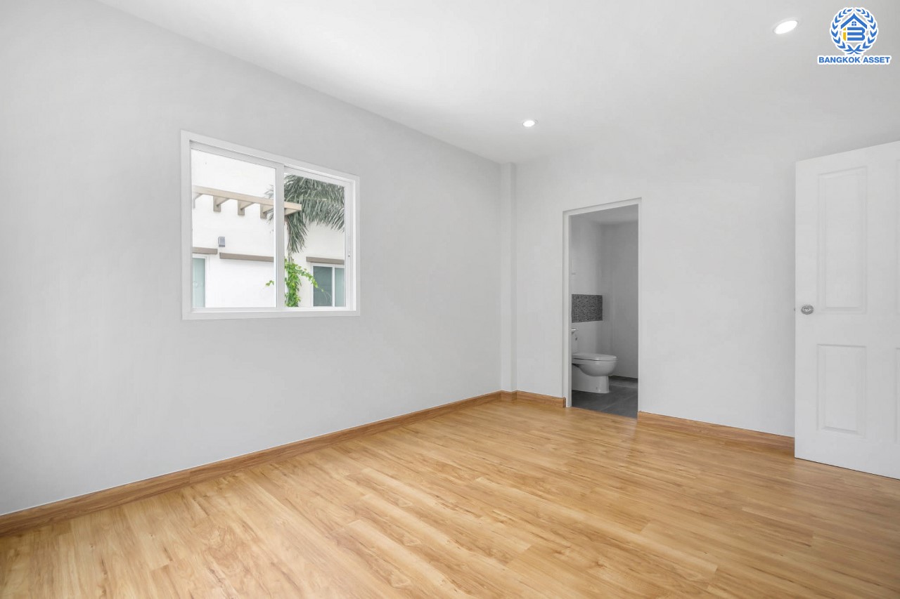 บ้านมือสองตกแต่งใหม่ ม.คาซ่าพรีเมี่ยม ราชพฤกษ์-พระราม5 บ้านเดี่ยวหลังใหญ่ 3 ชั้น แบรนด์ Q.House เนื้อที่ 50.4 ตร.ว. ดีไซน์ตอบทุกไลฟ์สไตล์ ฟังก์ชัน 3 ห้องนอนใหญ่ 4 ห้องน้ำ จอดรถได้ 4 คัน บนทำเลติดถนนใหญ่ เชื่อมต่อทุกเส้นทาง ใกล้ตลาดเจ้าพระยา ,เดอะวอล์ค ,ร.ร.เตรียมอุดมศึกษาฯ เซ็นทรัลเวสต์เกตและรถไฟฟ้า "สถานีบางพลู"